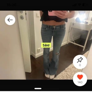 Blå bootcut jeans från BDG - Snygga blå jeans från BDG med bootcut passform och låg midja. Jeansen har klassisk femficksdesign, slitningar vid knät och är tillverkade i mjukt denimtyg. Perfekta för en avslappnad och trendig look. Köpte här på plick för 450kr, säljer då de tyvärr inte passar mig i storleken❤️
