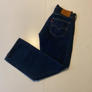 Levi's 501 mörkblå jeans straight fit - Ett par snygga jeans som behöver nytt hem. Säljer dessa pga förändring av stil, fraktar inom 12h. För fler bilder etc kom privat.👏👏