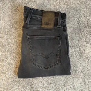 Replay Hyperflex  - Svarta Replay Hyperflex jeans 28w 32l i modellen Anbass. Sriv om ni har frågor.