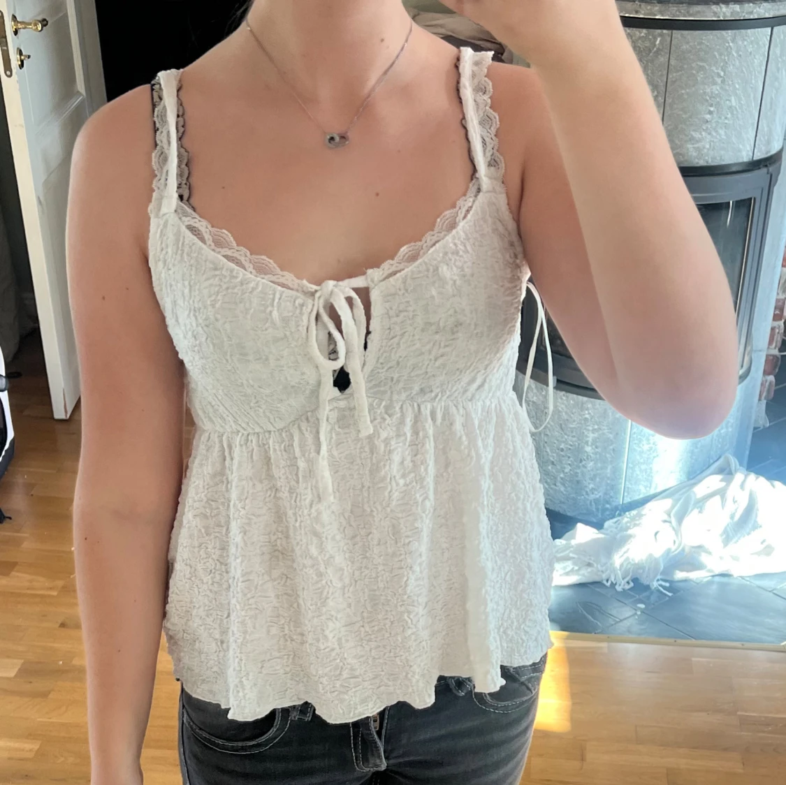 Vit linnetopp med spets och knyt - 1