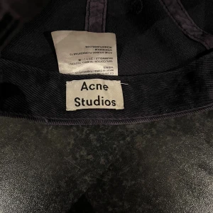 Mörkblå keps från Acne Studios - Snygg mörkblå keps från Acne Studios! Allt syns på bilderna! Hör av dig vid några funderingar!