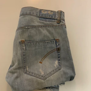 Dondup jeans - Säljer ett par snygga dondup jeans med coola slitningar. Står W33 men känns som W30