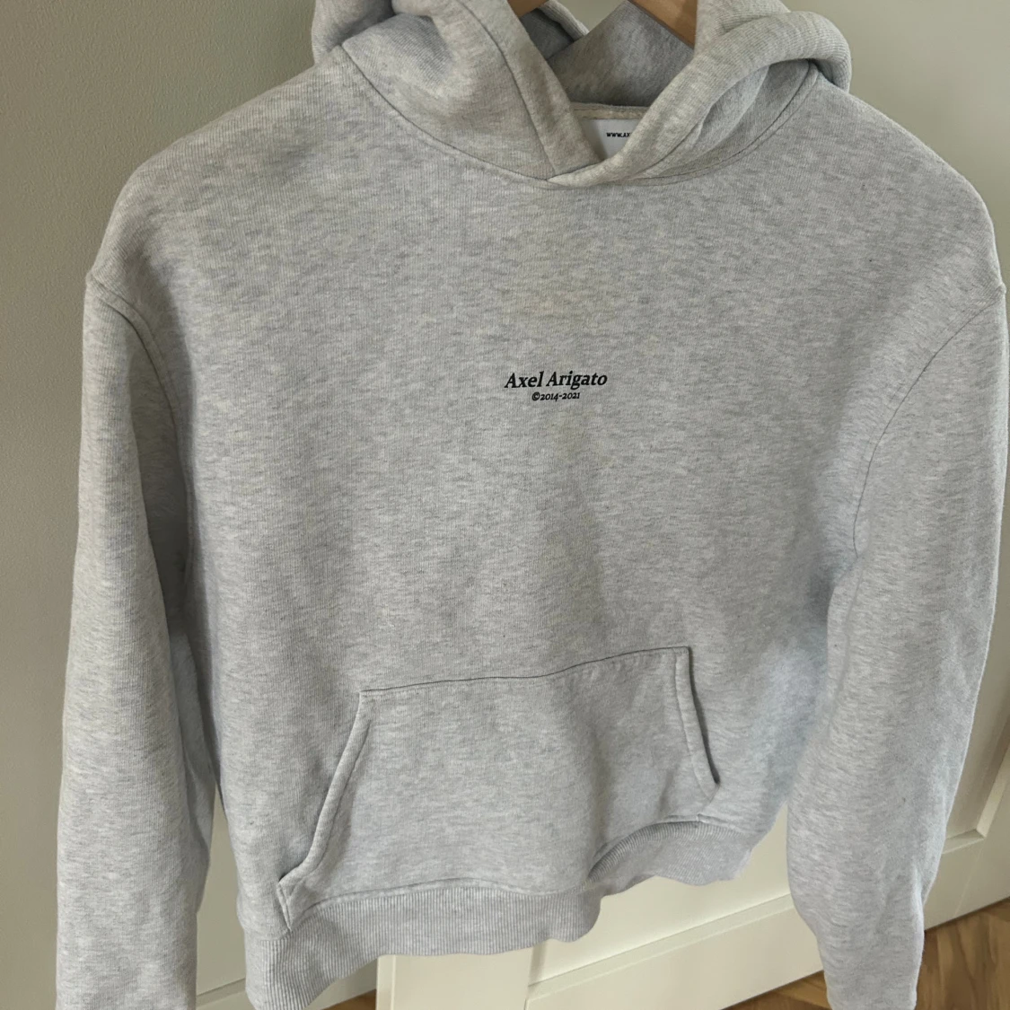 Grå hoodie Axel Arigato