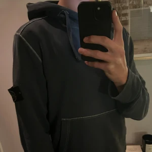 Hoodie från Stone Island - Unik å snygg hoodie från stone island. Storlek M. Tar gärna byten!! Bra skick men finns små defekter.
