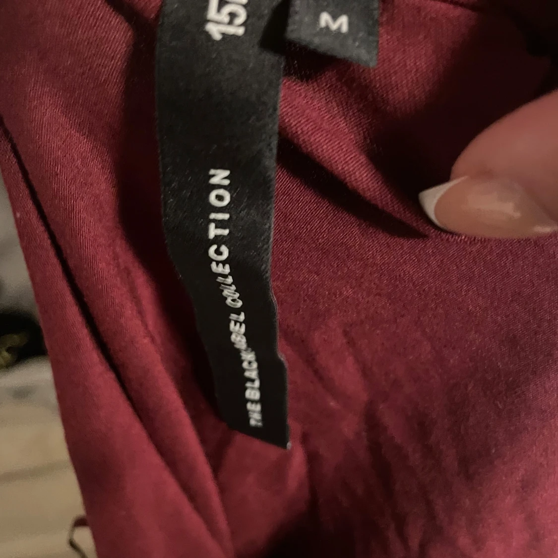 Vinröd omlottklänning från The Black Label - 2