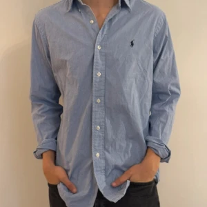 Polo skjorta S - En ljusblå äkta polo skjorta i storlek S, passar runt längden 175, inga fläckar eller skador. Kommer med kvitto och tag, skriv om du har någon fråga