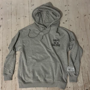 Gallery dept  - Fet hoodie ifrån gallery dept i storlek S. Använd ett fåtal gånger men är fortfarande i topp skick, skriv om du har några frågor 