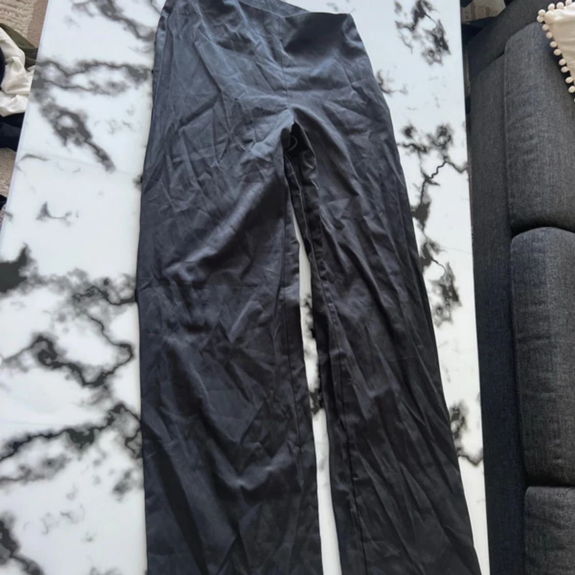 Svarta vida byxor i bomull