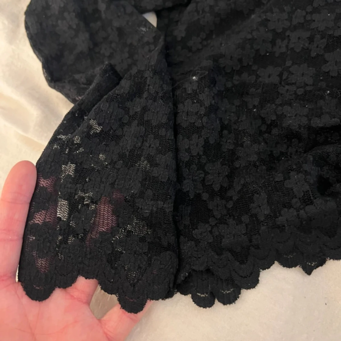 Svart blommig spetsblus med lång ärm - 4