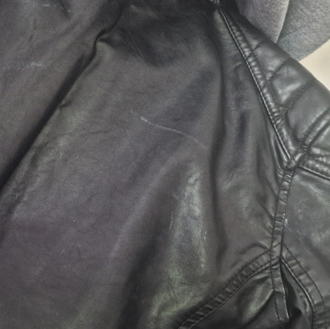 Svart skinnjacka med avtagbar huva från H&M - 3