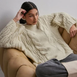 Vit kabelstickad tröja  - En vit oversized kabelstickad tröja ifrån Vero Moda💖fläck på ena armen