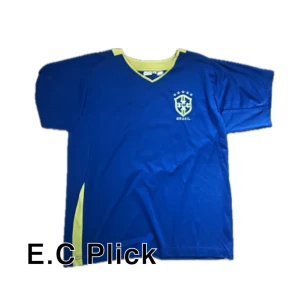 Ronaldinho retro jersey - Snygg blå Brasilien fotbollströja med Ronaldinho och nummer 10 på ryggen. Tröjan har gula detaljer vid krage och sidor samt Brasilien-emblem på bröstet. Perfekt för dig som älskar fotboll och vill hylla en legend. Storlek M. Priset kan diskuteras