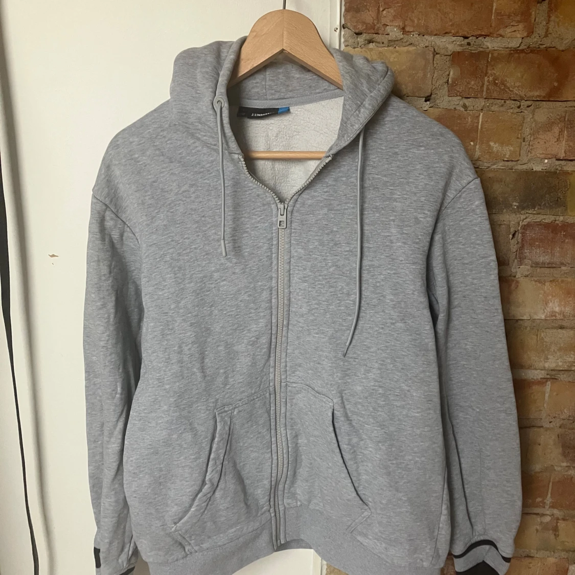 Grå hoodie med dragkedja J.Lindeberg