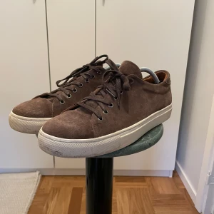 Bruna mockasneakers - Säljer mina bruna mocka sneakers som jag köpte på volt, har använt dom ett fåtal gånger storlek 44 1/2. 9/10