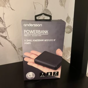 Andersson Powerbank PRB 2.71 10 000 mAh - Kraftfull och kompakt powerbank med 10 000 mAh kapacitet, stöd för PD 3.0 och QC 3.0 snabbladdning (18W). Utrustad med både USB och USB-C portar. Perfekt för laddning av mobiler och surfplattor på språng. Produkten är ny i förpackning.