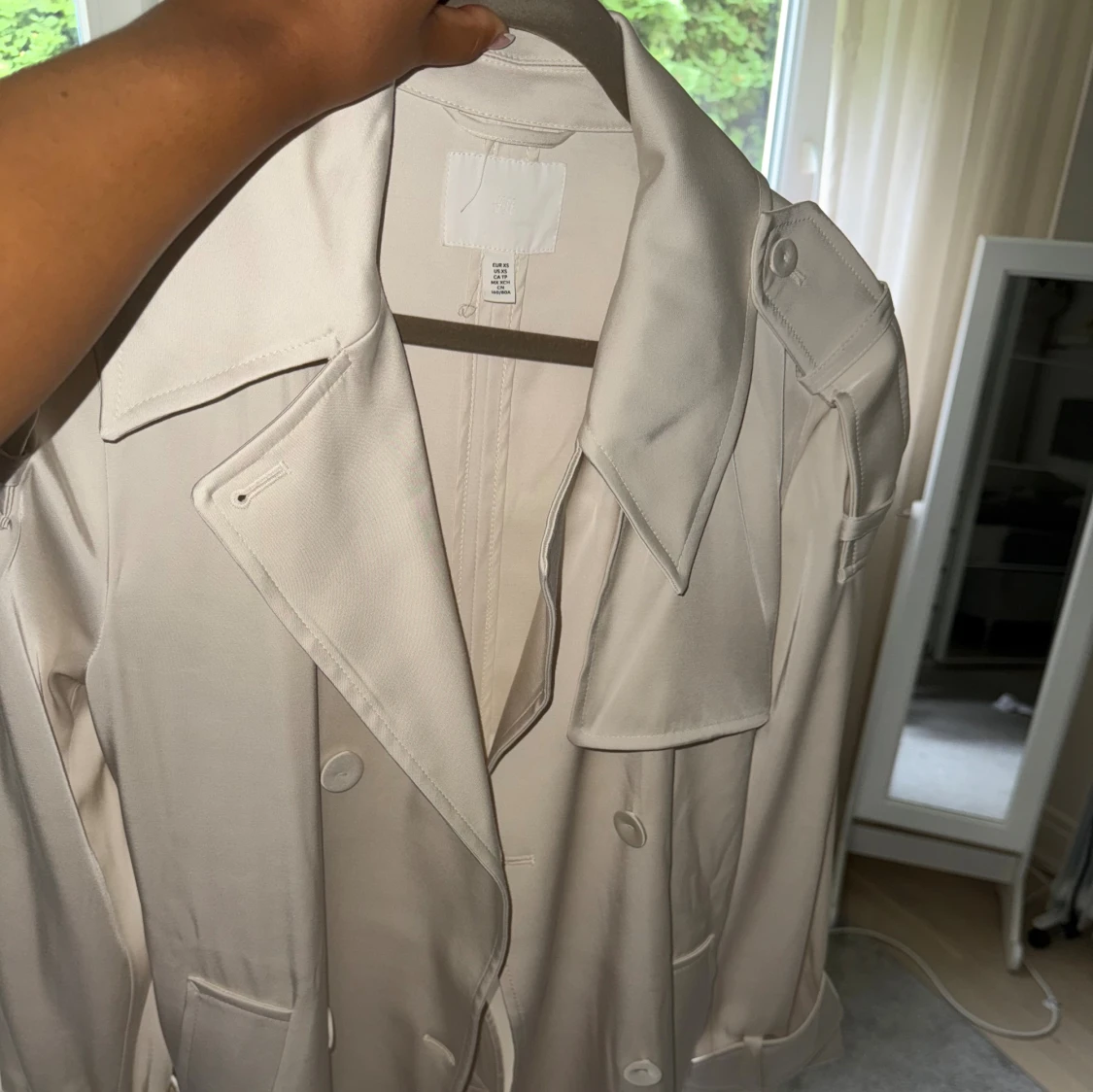 Beige trenchcoat från H&M - 4