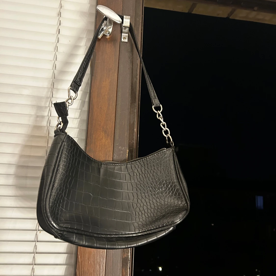 Svart axelväska i croco-imitation