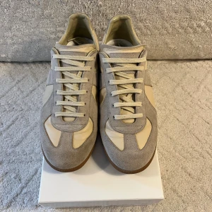 Maison margielas Gats sneakers beige - Beiga Maison Margielas, använda ett fåtal gånger ca 5 gånger under sommaren. De var lite förstora därav säljer jag dem. Till köpet tillkommer box. 