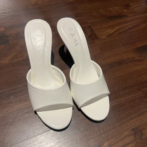 Vita klackar - Säljer dessa supersnygga och helt oanvända vita klackarna🤍Storlek 38!