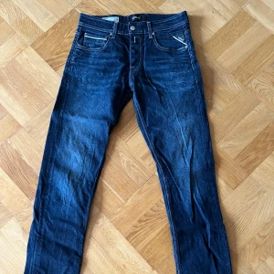 Mörkblå Replay jeansbyxor - Snygga mörkblå jeans från Replay storlek 31/34. 