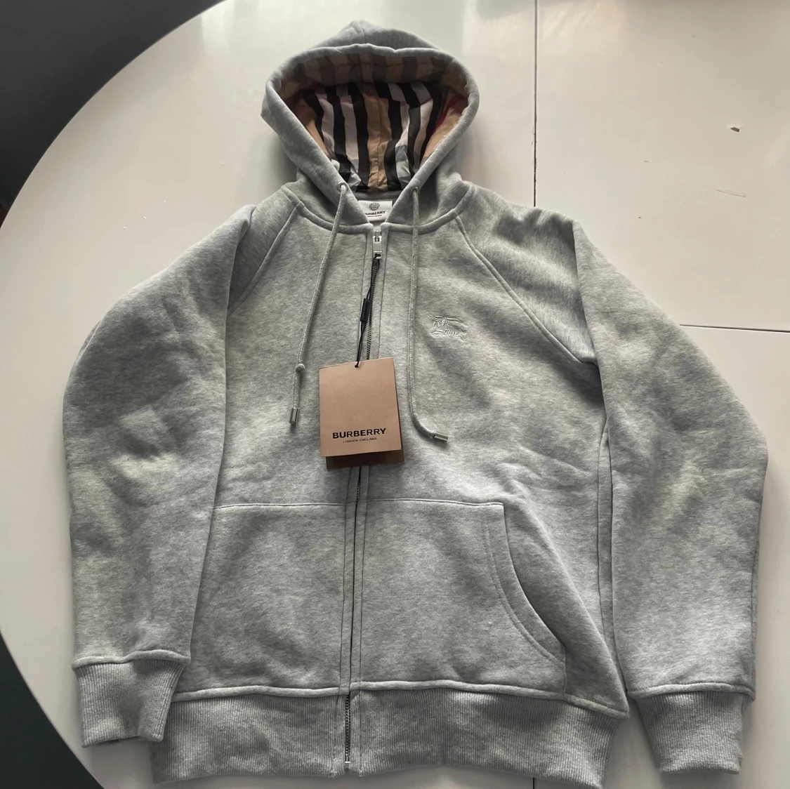Grå hoodie från Burberry med dragkedja - 2