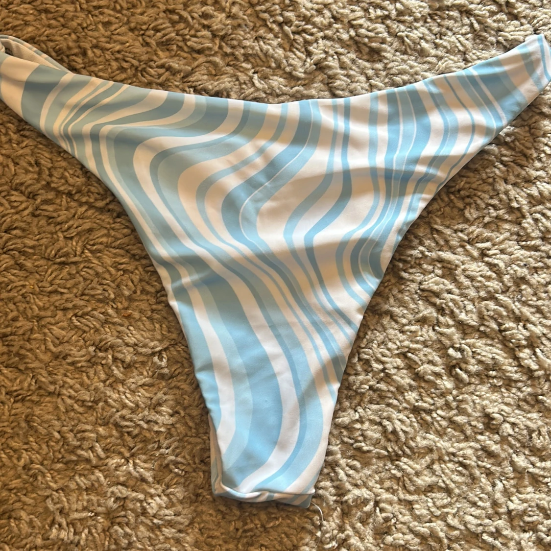 Blåvit bikini med vågigt mönster - 3