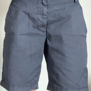 Mörkblå shorts från Dondup - Snygga mörkblå shorts från Dondup, tillverkade i bomull. Klassisk design med normal passform, bälteshällor och bakfickor med knapp. Perfekta för sommardagar när du vill ha en clean och stilren look.
