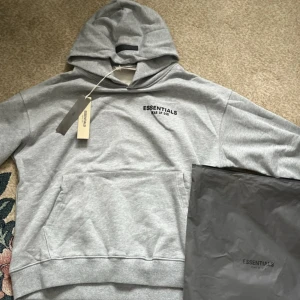 Grå Essentials Fear of God Tracksuit - Snyggt grå set från Essentials Fear of God helt ny med prislapp på.