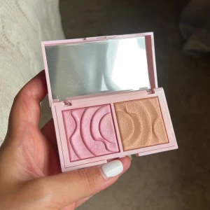 CAIA Prisma Palette Flirty - Snygg duo-palett från CAIA med en skimrande rosa rouge och en guldig highlighter. Använd endast en gång