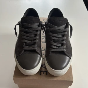 Sneaky steve skor - Stilrena sneakers från Sneaky Steve i mörkgrå mocka. Bara använt ett fåtal gånger, mycket bra kvalitet och riktigt snygga. Tyvärr var dem försmå för mig så det är därför jag säljer dem!