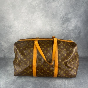 Louis Vuitton ”SAC SOUPLE” Boston Bag - Skick: 8/10. | Ingår: Väska.| Nypris: +- 20000 SEK. För mer omfattande detaljer och bilder se thegrandcloset.com