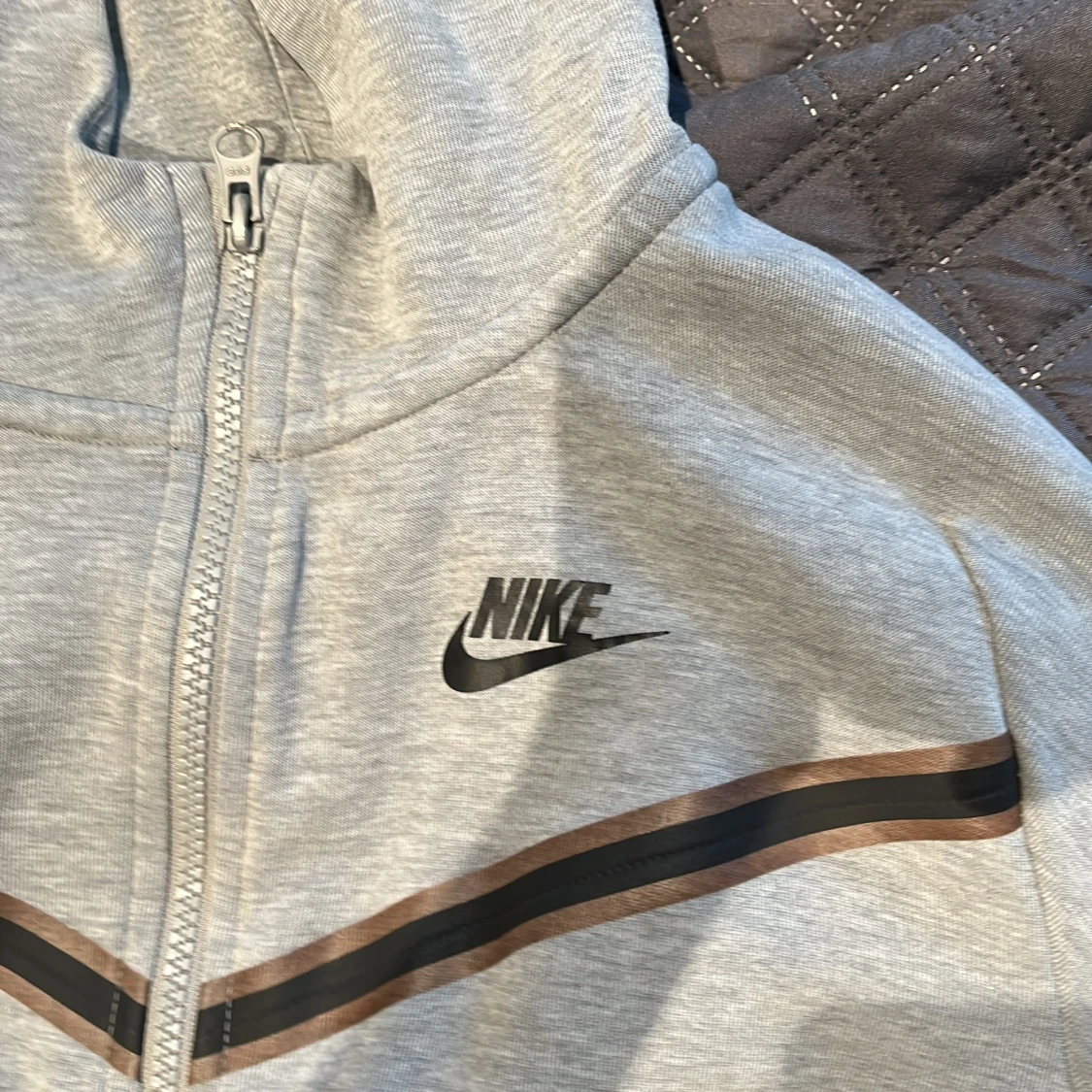 Grå hoodie från Nike med dragkedja - 2