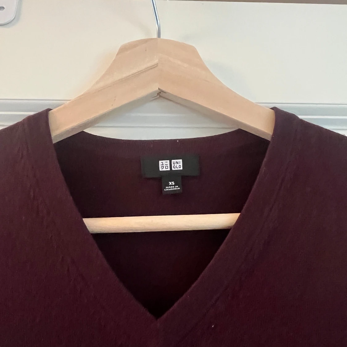 Vinröd v-ringad tröja från Uniqlo - 1