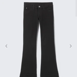 Svarta bootcut jeans CHEAP MONDAY - Svarta jeans från Cheap Monday med bootcut-silhuett och låg midja. Aldrig använt!💖