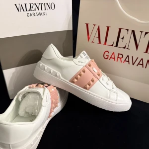 Valentino Rockstud - Feta Valentino Rockstud. Köpta åt min lillasyster då det blev en missnöjd födelsedagspresent. De köptes begagnade från Miinto. Kom privat för frågor👌🏻👌🏻