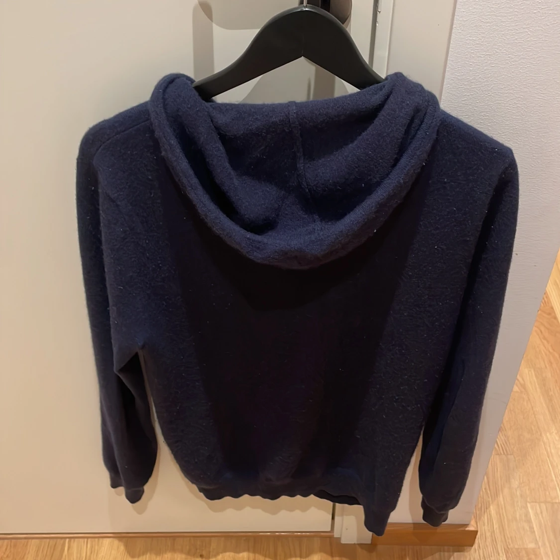 Mörkblå cashmere hoodie John Henric - 1