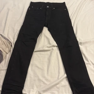 Svarta Levi's 510 - Svarta Levi's 510 skinny jeans med klassisk femficksdesign och smal passform. Jeansen har en snygg svart tvätt, silverfärgade nitar och Levi's ikoniska röda etikett på bakfickan. Tillverkade i stretchig bomullsblandning för extra komfort.