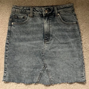 Blå super söt jeanskjol🌸 - Snygg och stilren blå jeanskjol som nästintill aldrig använts!!! Inga skavanker och den är normal o storleken och perfekt längd men tyvärr aldrig kommit till använding för mig💓 Den är i storlek 152 men passar xxs skulle jag ändå säga🫶🏻