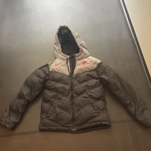 Liverpool vinter jacka  - Snygg Liverpool jacka bra skick använd två vintrar inga skavanker.