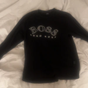 Svart sweatshirt från Hugo Boss - Hugo Boss sweatshirt i helt nutt skick, storleken är xl, men passar även bra om man har L