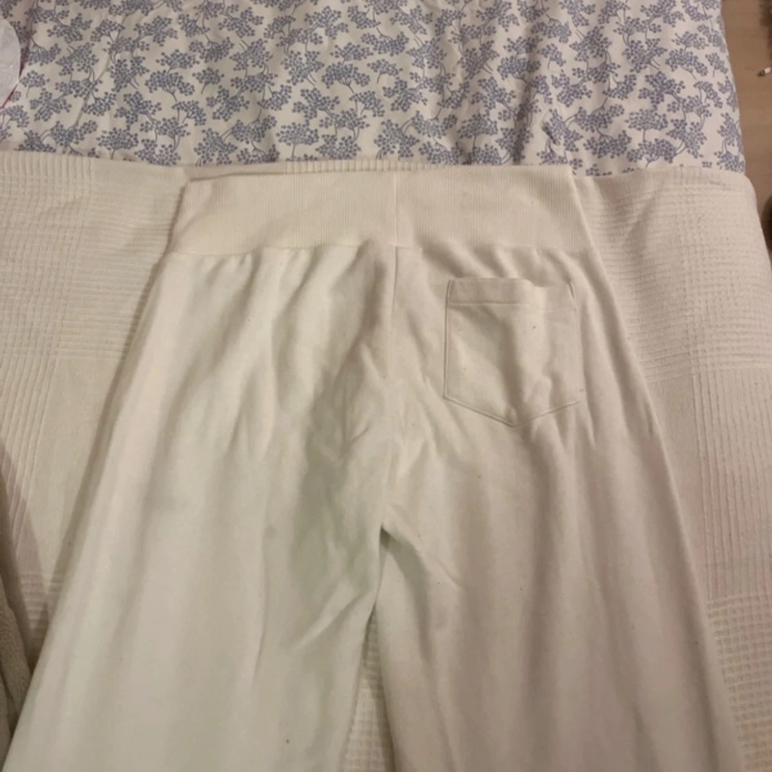 Vita mjukisbyxor från Puma - 1