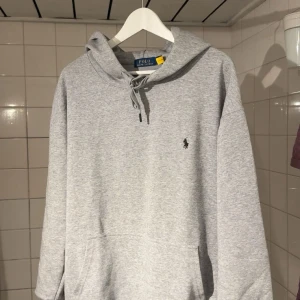 Ralph lauren hoodie - Tjeena! Säljer denna grå hoodie från Ralph Lauren i storlek M. Superskön och enkel att matcha, med klassisk broderad logga på bröstet. Perfekt både till vardags och när man vill vara lite mer avslappnad. I fint skick! Hör av er vid frågor eller fler bilder. Priset inte hugget i sten