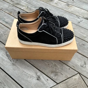 louboutin - säljer dessa Loubs bra skick box en dustbag spikar och skosnörre medföljer storlek 42