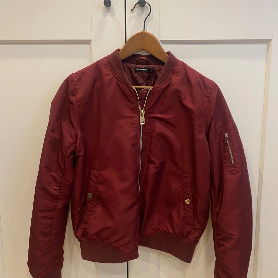 vinröd bomberjacka!