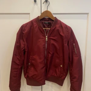 vinröd bomberjacka! - säljer denna suuuper fina vinröda bomberjackan som passar perfekt till hösten eller våren. den är i super bra skick och passar till allt! den är i storlek M men skulle säga att den passar S