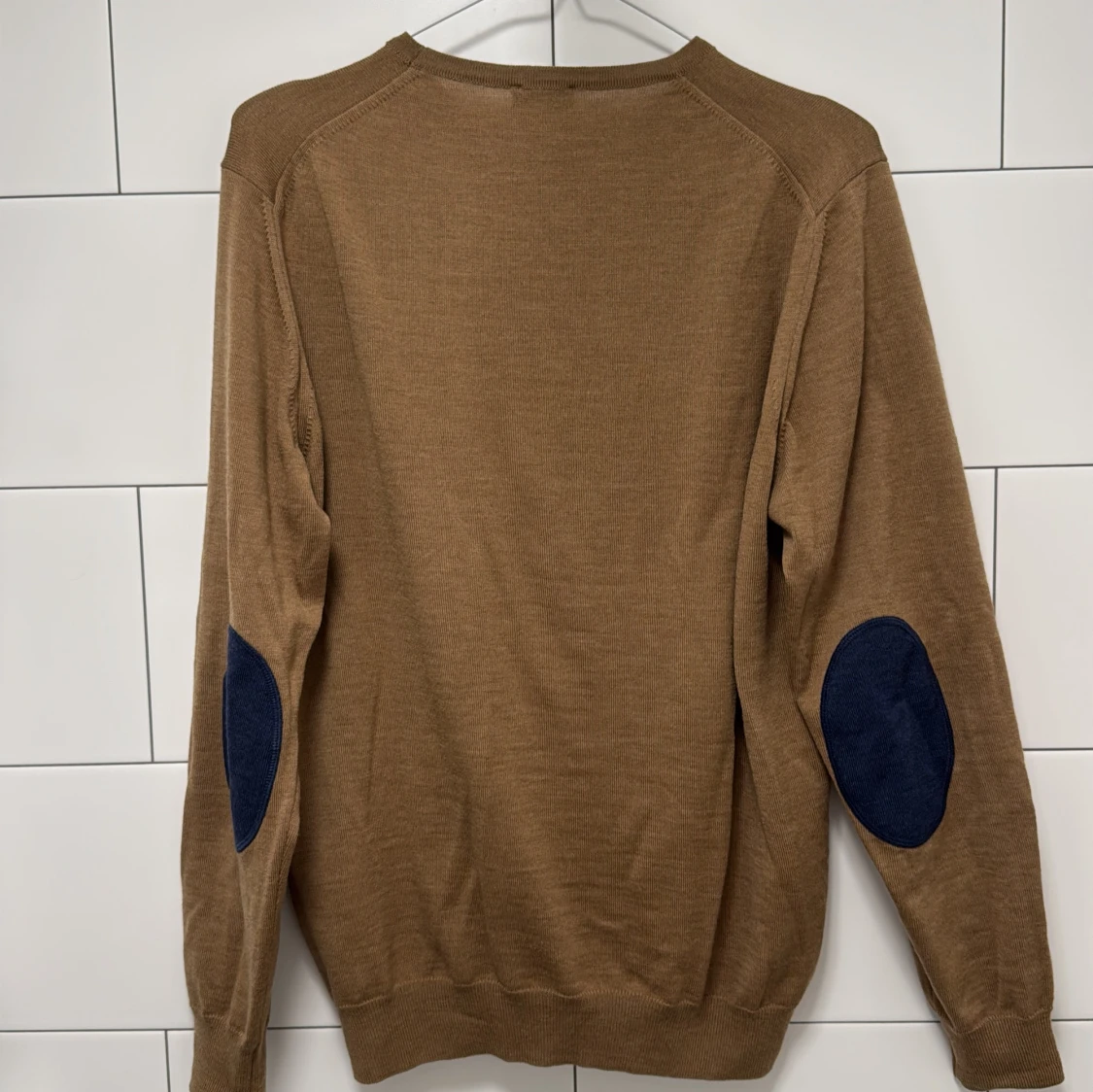 Brun stickad tröja med blå armbågslappar - 1