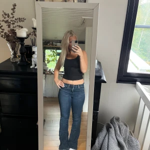 Blå bootcut jeans med låg midja - Snygga mörkblå jeans med bootcut och låg midja. Väll använda men i bra skick