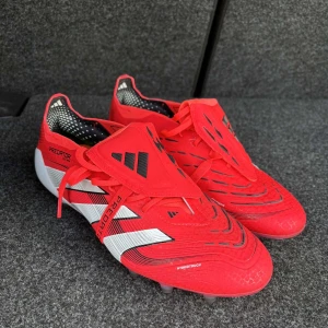 Helt nya Adidas fotbollsskor  - Har använt dessa en gång och de va för små på mig så behöver sälja de. Men annars Äre helt nya preditors Adidas i storlek 42-2/3