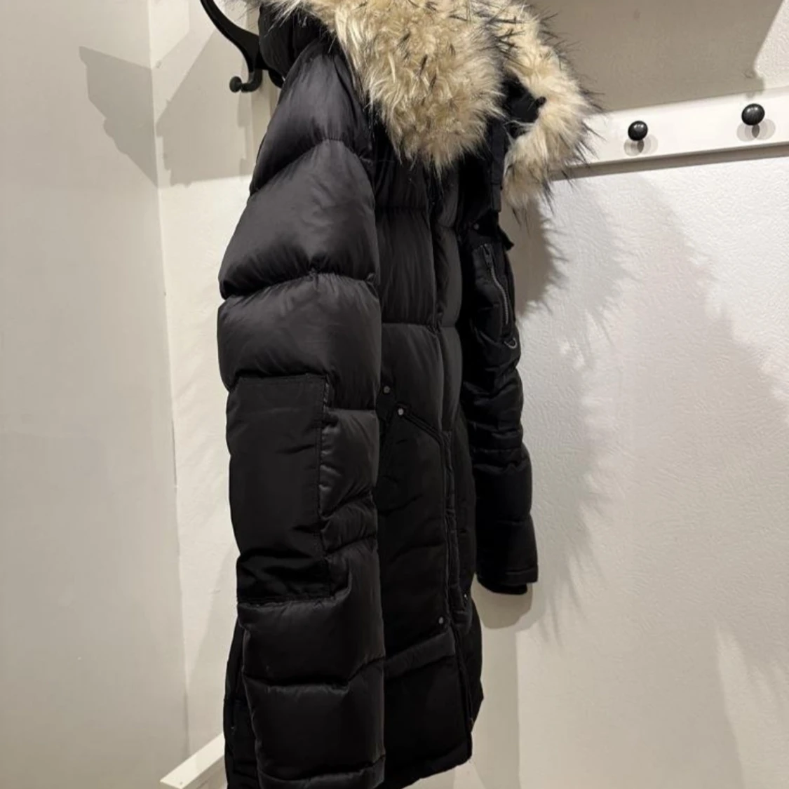 Svart dunjacka med fuskpäls från Rockandblue, modell Valencia. - 3