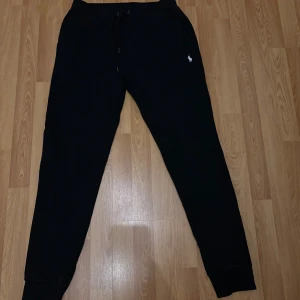 Ralph Lauren mjukisbyxor  - Byxorna är äkta vilket man tydligt ser på texten samt stitchingen på andra bilden, det är iprincip oanvända och i storlek M. Tveka inte på att höra av er vid frågor!